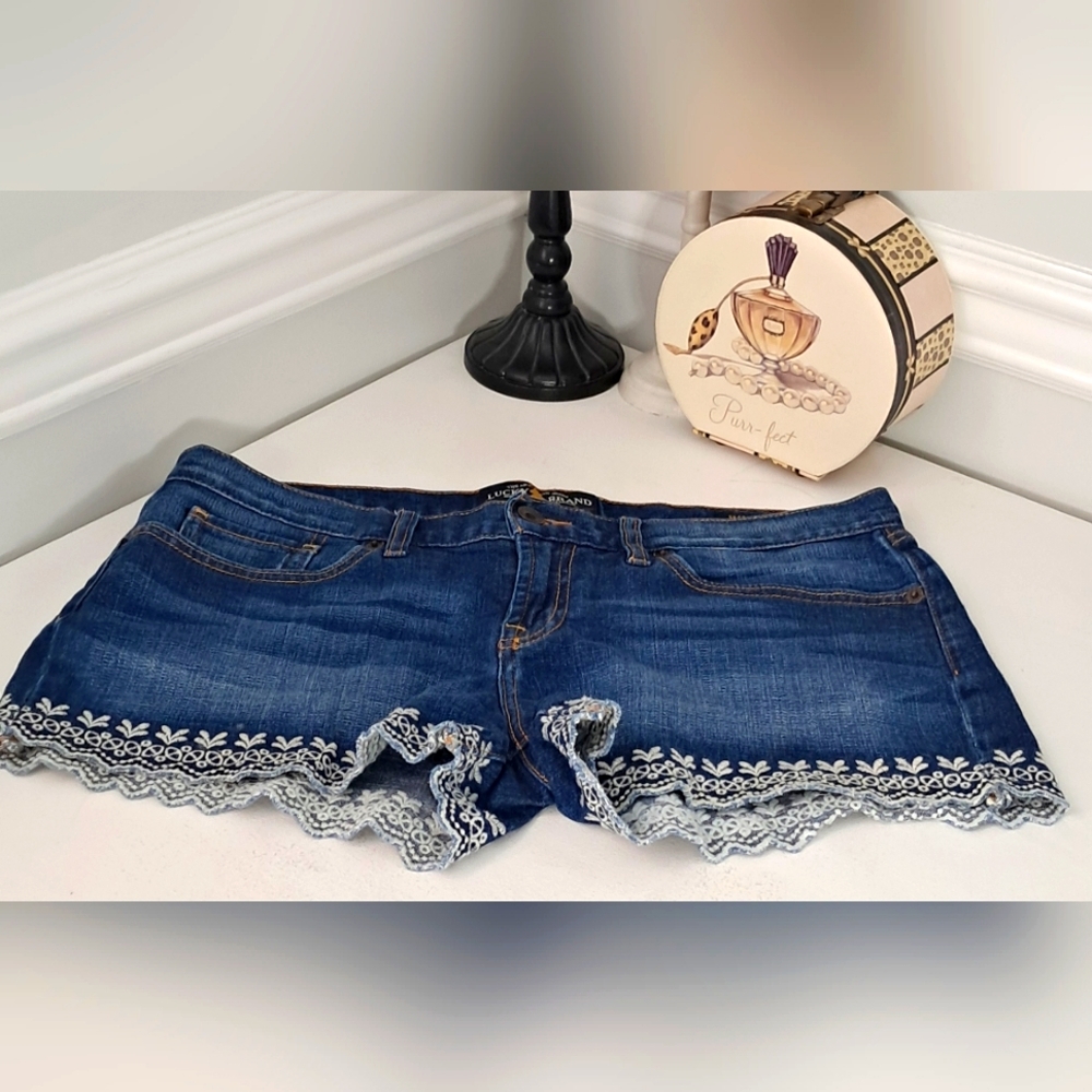 Lucky Brand Dark Wash Embroidered Bottom Sz 8/29 Like New